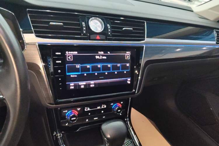Used Volkswagen Phideon 2019 380TSI Two-Wheel Drive Business Edition China VI Standard Audio And AC Panel