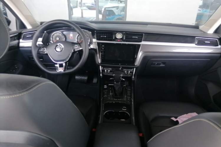 Used Volkswagen Phideon 2019 380TSI Two-Wheel Drive Business Edition China VI Standard Center Console