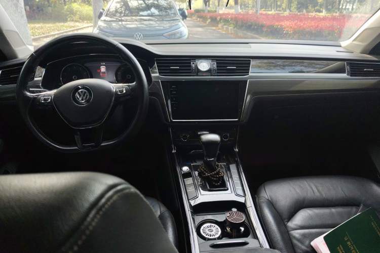 Used Volkswagen Phideon 2019 380TSI Two-Wheel Drive Business Edition China VI Standard Center Console