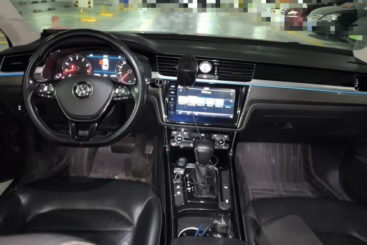 Used Volkswagen Phideon 2019 380TSI Two-Wheel Drive Business Edition China V Standard Center Console