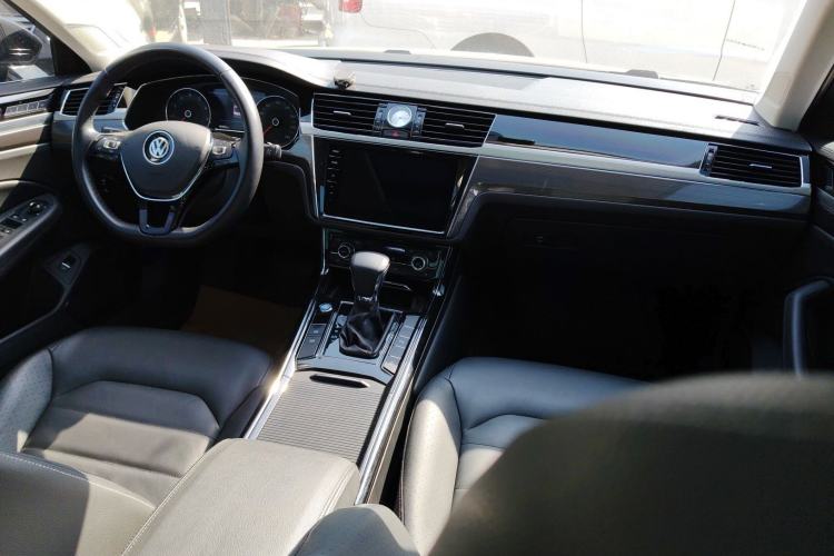 Used Volkswagen Phideon 2019 380TSI Two-Wheel Drive Business Edition China VI Standard Center Console