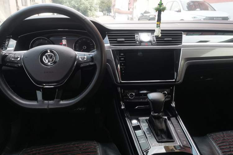 Used Volkswagen Phideon 2019 380TSI Two-Wheel Drive Business Edition China VI Standard Center Console