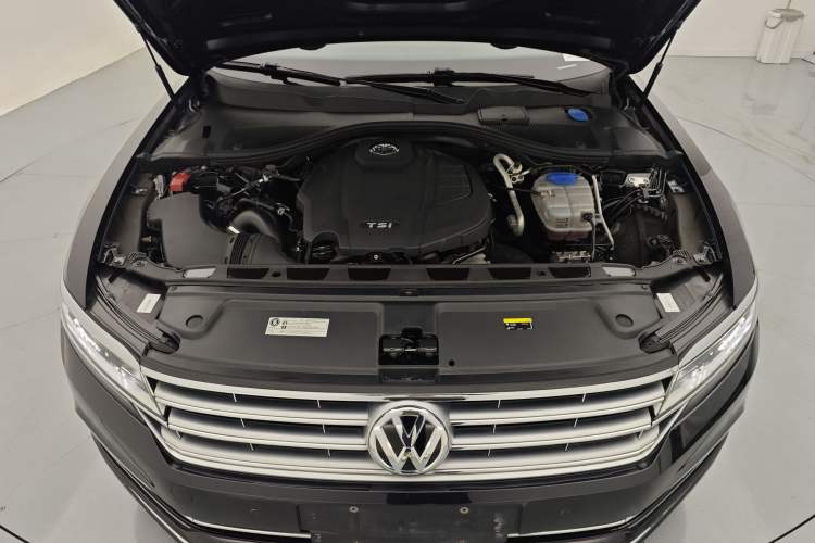 Used Volkswagen Phideon 2019 380TSI Two-Wheel Drive Business Edition China VI Standard Engine Bay