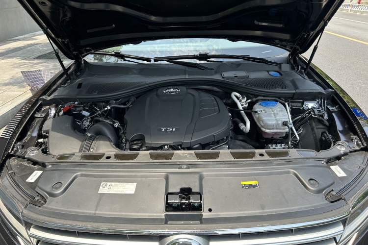Used Volkswagen Phideon 2019 380TSI Two-Wheel Drive Business Edition China VI Standard Engine Bay