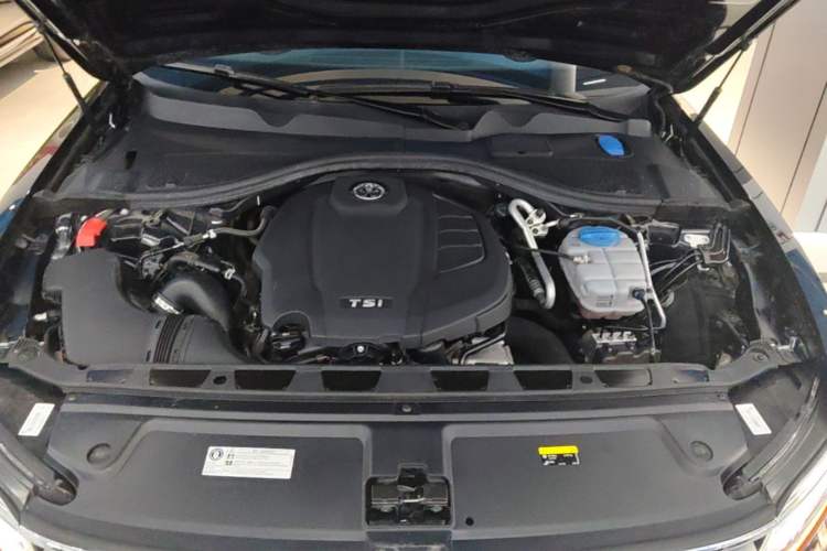 Used Volkswagen Phideon 2019 380TSI Two-Wheel Drive Business Edition China VI Standard Engine Bay
