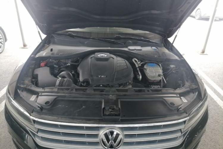 Used Volkswagen Phideon 2019 380TSI Two-Wheel Drive Business Edition China VI Standard Engine Bay