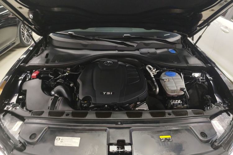 Used Volkswagen Phideon 2019 380TSI Two-Wheel Drive Business Edition China VI Standard Engine Bay