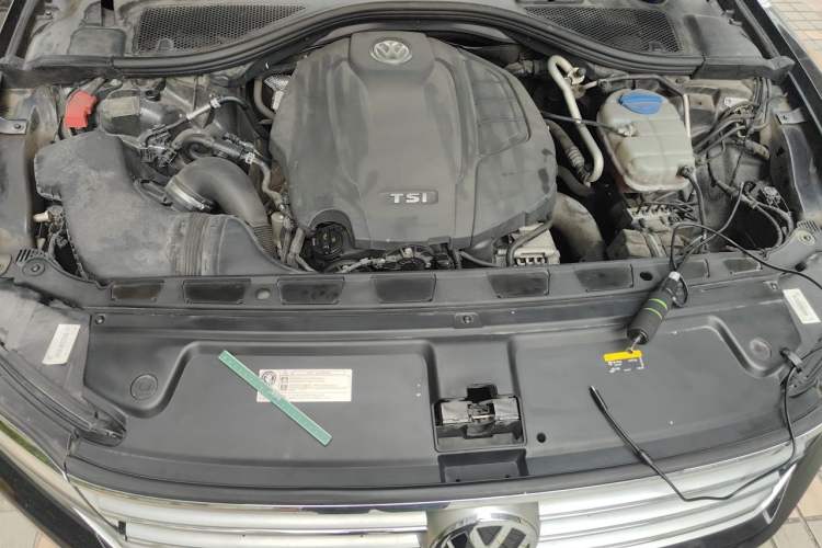 Used Volkswagen Phideon 2019 380TSI Two-Wheel Drive Business Edition China VI Standard Engine Bay