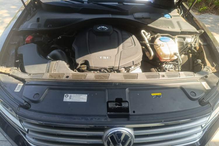 Used Volkswagen Phideon 2019 380TSI Two-Wheel Drive Business Edition China VI Standard Engine Bay