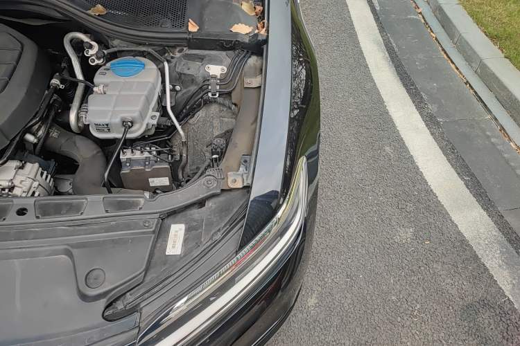 Used Volkswagen Phideon 2019 380TSI Two-Wheel Drive Business Edition China VI Standard Engine Bay Left