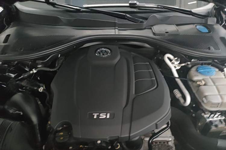 Used Volkswagen Phideon 2019 380TSI Two-Wheel Drive Business Edition China VI Standard Engine Bay