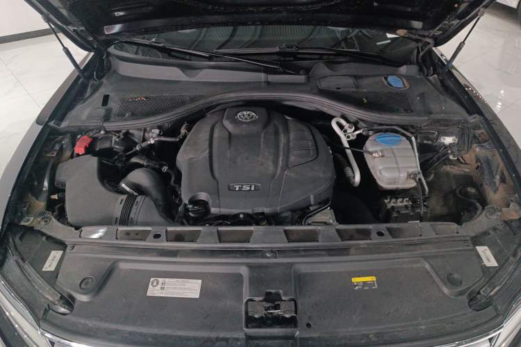 Used Volkswagen Phideon 2019 380TSI Two-Wheel Drive Business Edition China VI Standard Engine Bay