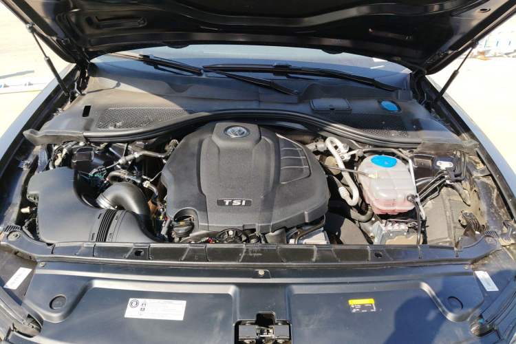 Used Volkswagen Phideon 2019 380TSI Two-Wheel Drive Business Edition China VI Standard Engine Bay