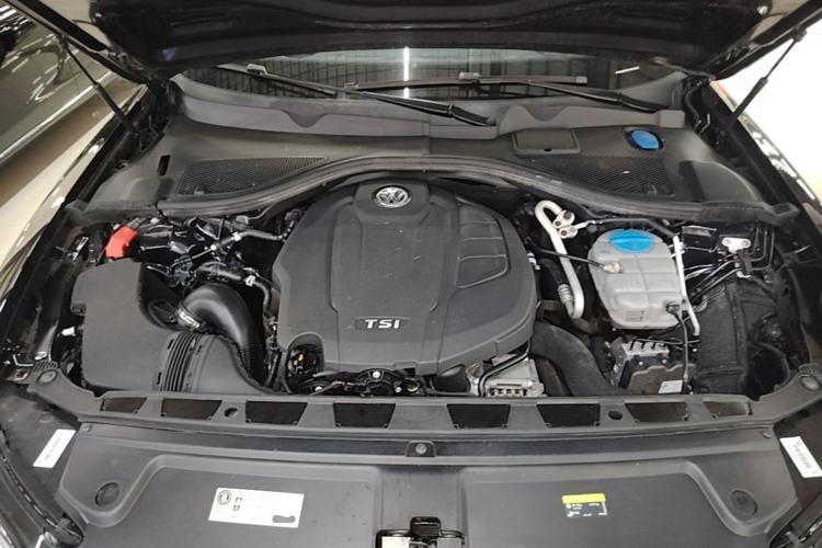 Used Volkswagen Phideon 2019 380TSI Two-Wheel Drive Business Edition China VI Standard Engine Bay