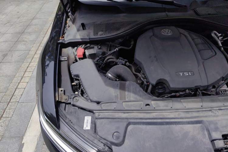 Used Volkswagen Phideon 2019 380TSI Two-Wheel Drive Business Edition China VI Standard Engine Bay Right