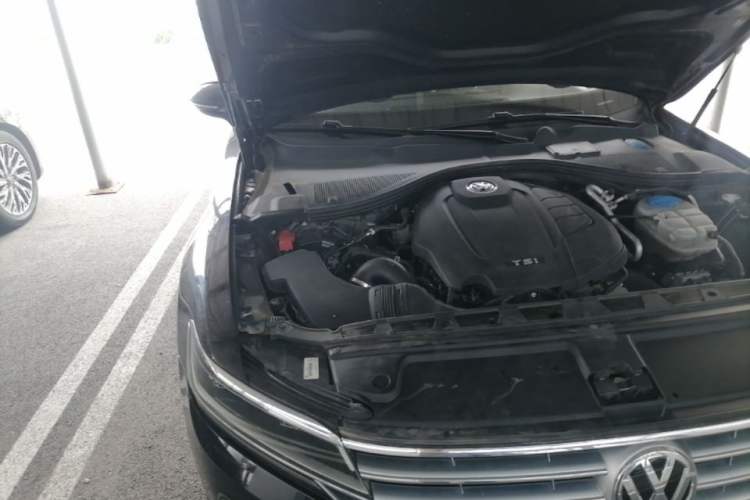 Used Volkswagen Phideon 2019 380TSI Two-Wheel Drive Business Edition China VI Standard Engine Bay Right