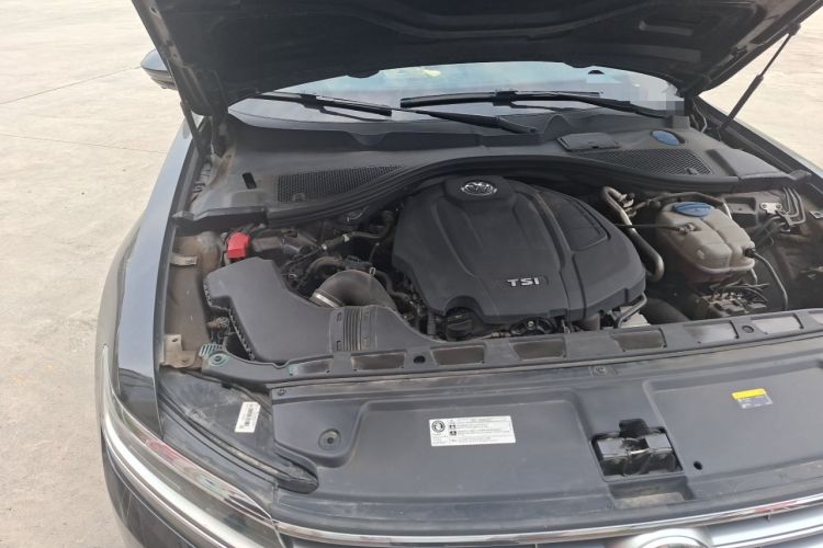 Used Volkswagen Phideon 2019 380TSI Two-Wheel Drive Business Edition China VI Standard Engine Bay Right
