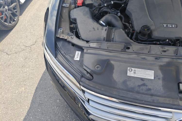 Used Volkswagen Phideon 2019 380TSI Two-Wheel Drive Business Edition China VI Standard Engine Bay Right