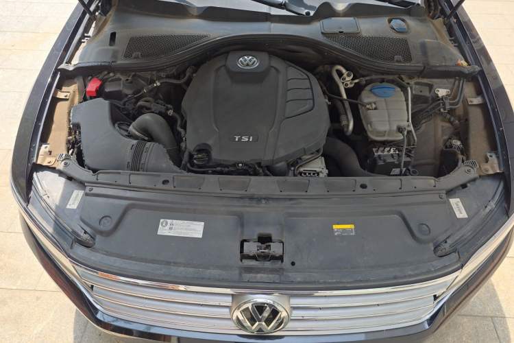 Used Volkswagen Phideon 2019 380TSI Two-Wheel Drive Business Edition China VI Standard Engine Bay