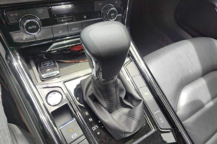 Used Volkswagen Phideon 2019 380TSI Two-Wheel Drive Business Edition China VI Standard Gear Lever