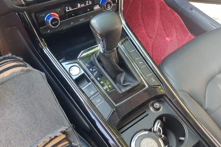 Used Volkswagen Phideon 2019 380TSI Two-Wheel Drive Business Edition China VI Standard Gear Lever