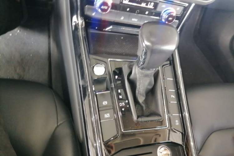 Used Volkswagen Phideon 2019 380TSI Two-Wheel Drive Business Edition China VI Standard Gear Lever