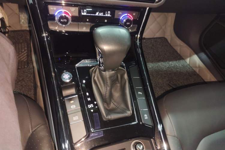 Used Volkswagen Phideon 2019 380TSI Two-Wheel Drive Business Edition China VI Standard Gear Lever