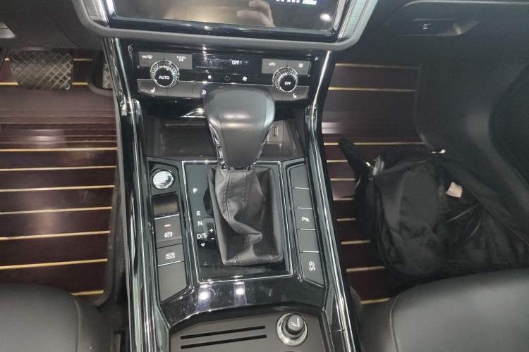 Used Volkswagen Phideon 2019 380TSI Two-Wheel Drive Business Edition China VI Standard Gear Lever