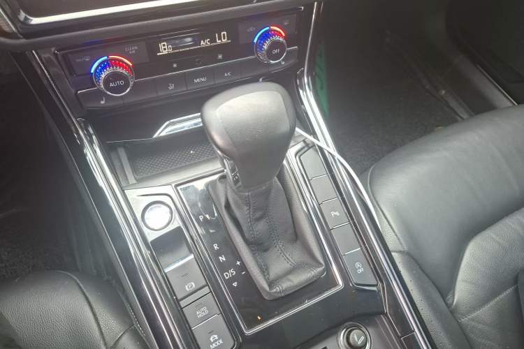 Used Volkswagen Phideon 2019 380TSI Two-Wheel Drive Business Edition China VI Standard Gear Lever