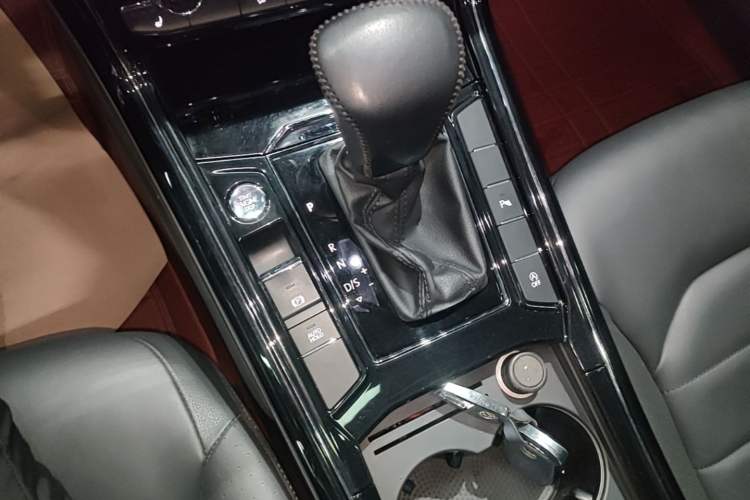 Used Volkswagen Phideon 2019 380TSI Two-Wheel Drive Business Edition China VI Standard Gear Lever