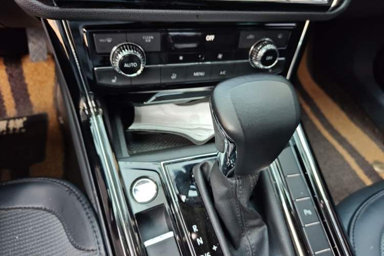 Used Volkswagen Phideon 2019 380TSI Two-Wheel Drive Luxury Edition China VI Standard Gear Lever
