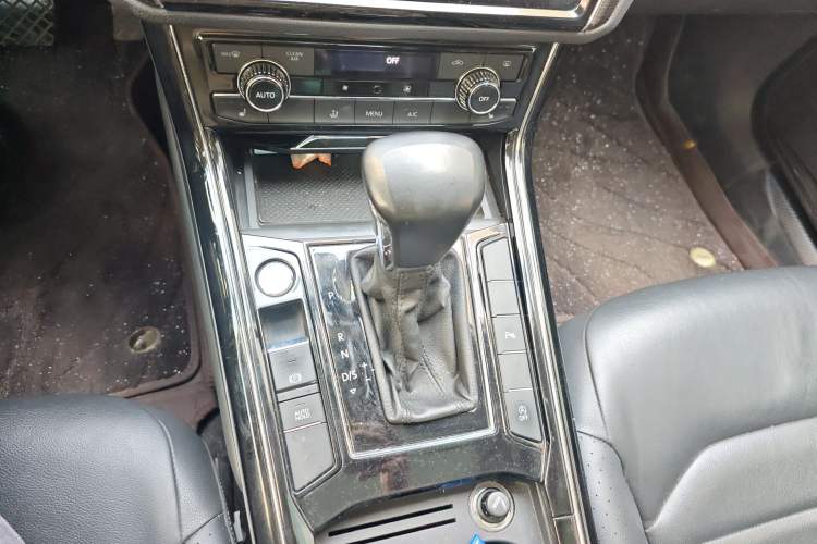 Used Volkswagen Phideon 2019 380TSI Two-Wheel Drive Business Edition China VI Standard Gear Lever