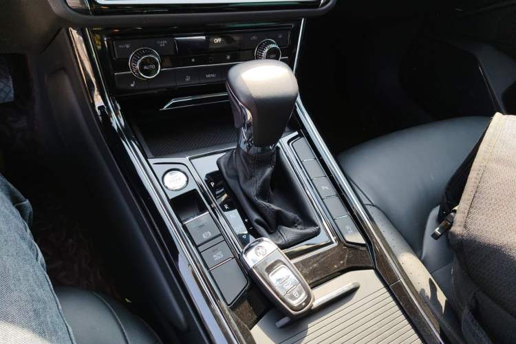 Used Volkswagen Phideon 2019 380TSI Two-Wheel Drive Business Edition China VI Standard Gear Lever
