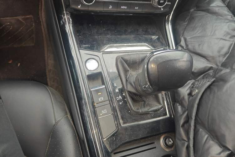 Used Volkswagen Phideon 2019 380TSI Two-Wheel Drive Business Edition China VI Standard Gear Lever