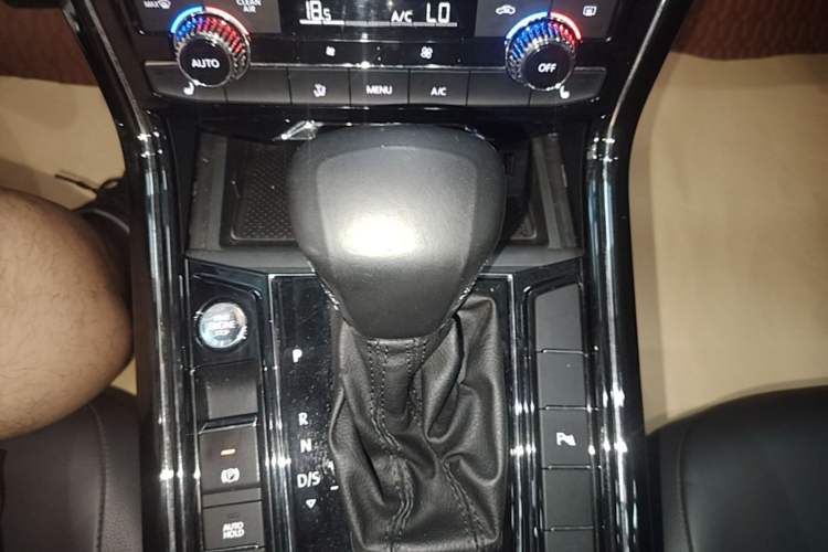 Used Volkswagen Phideon 2019 380TSI Two-Wheel Drive Business Edition China VI Standard Gear Lever