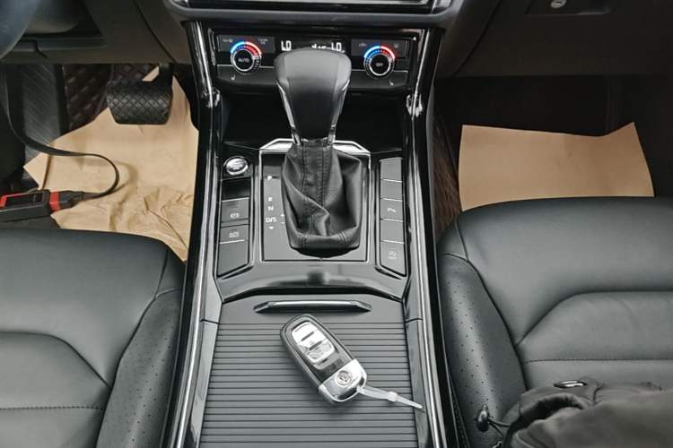 Used Volkswagen Phideon 2019 380TSI Two-Wheel Drive Business Edition China VI Standard Gear Lever