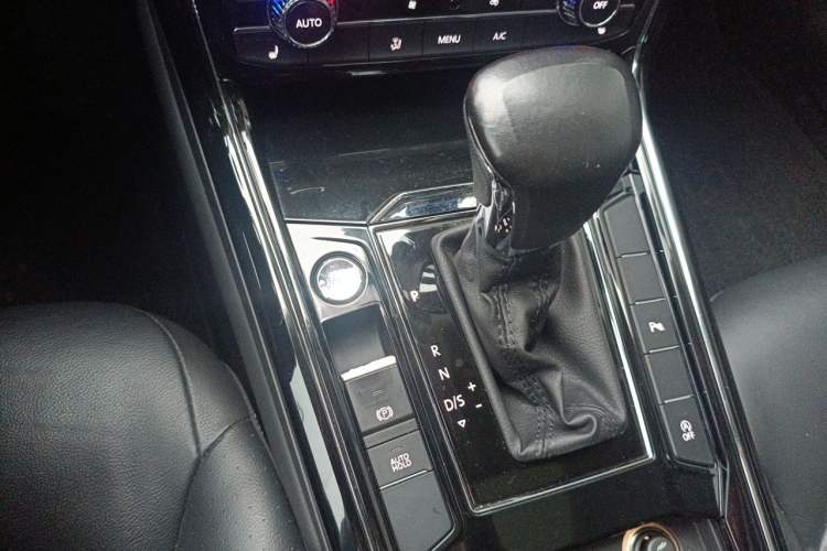 Used Volkswagen Phideon 2019 380TSI Two-Wheel Drive Business Edition China VI Standard Gear Lever
