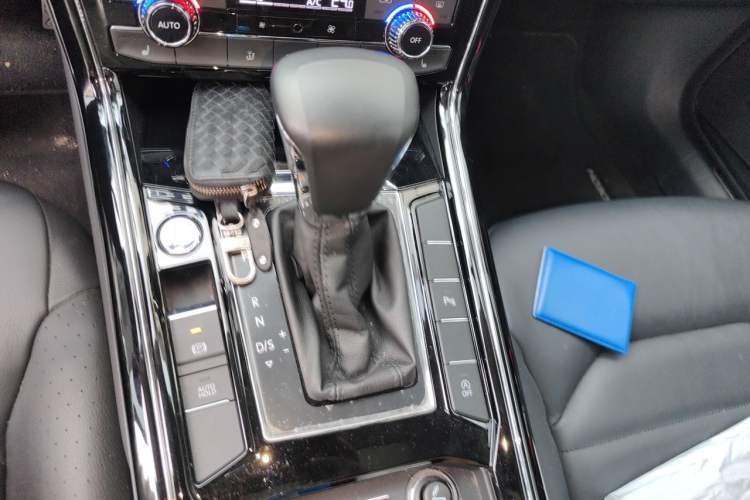 Used Volkswagen Phideon 2019 380TSI Two-Wheel Drive Business Edition China VI Standard Gear Lever