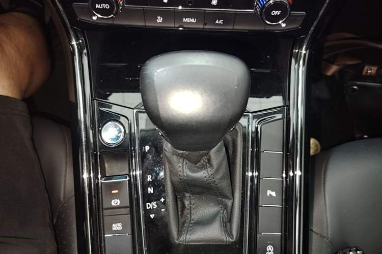 Used Volkswagen Phideon 2019 380TSI Two-Wheel Drive Business Edition China VI Standard Gear Lever