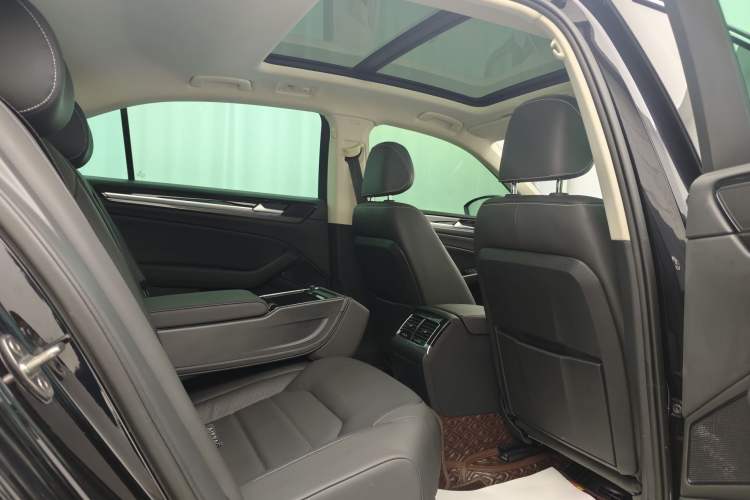 Used Volkswagen Phideon 2019 380TSI Two-Wheel Drive Business Edition China VI Standard Headliner