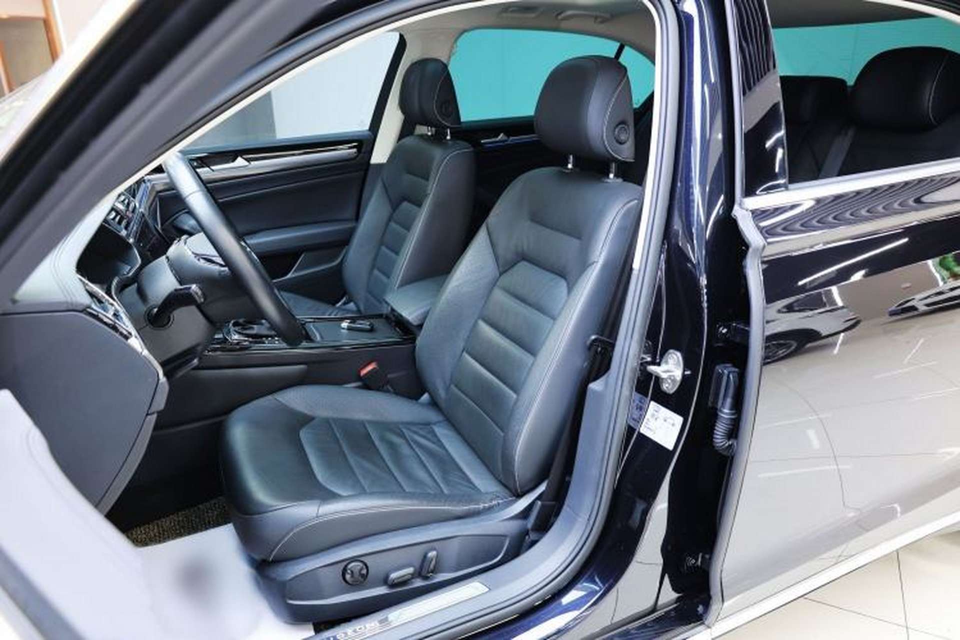 Used Volkswagen Phideon 2019 380TSI Two-Wheel Drive Business Edition China VI Standard Left Front Seat