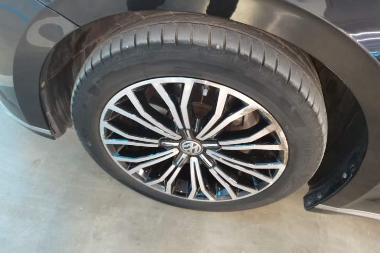 Used Volkswagen Phideon 2019 380TSI Two-Wheel Drive Business Edition China VI Standard Left Front Wheel Hub