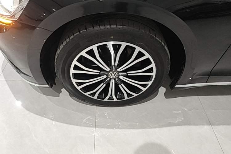 Used Volkswagen Phideon 2019 380TSI Two-Wheel Drive Business Edition China V Standard Left Front Wheel Hub