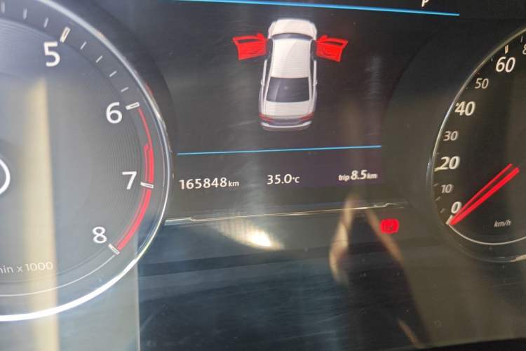 Used Volkswagen Phideon 2019 380TSI Two-Wheel Drive Business Edition China VI Standard Odometer Close Up