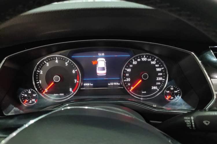 Used Volkswagen Phideon 2019 380TSI Two-Wheel Drive Business Edition China VI Standard Odometer Close Up