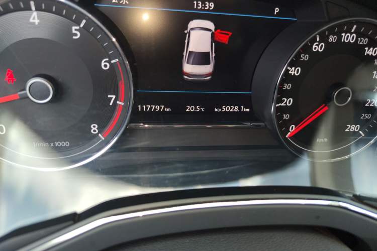 Used Volkswagen Phideon 2019 380TSI Two-Wheel Drive Business Edition China V Standard Odometer Close Up