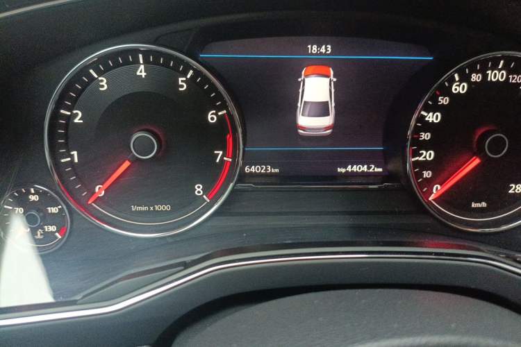 Used Volkswagen Phideon 2019 380TSI Two-Wheel Drive Business Edition China VI Standard Odometer Close Up