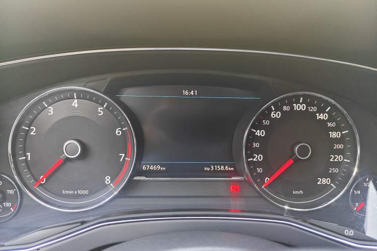 Used Volkswagen Phideon 2019 380TSI Two-Wheel Drive Business Edition China VI Standard Odometer Close Up