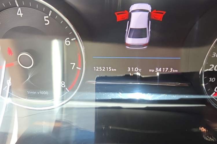 Used Volkswagen Phideon 2019 380TSI Two-Wheel Drive Business Edition China VI Standard Odometer Close Up