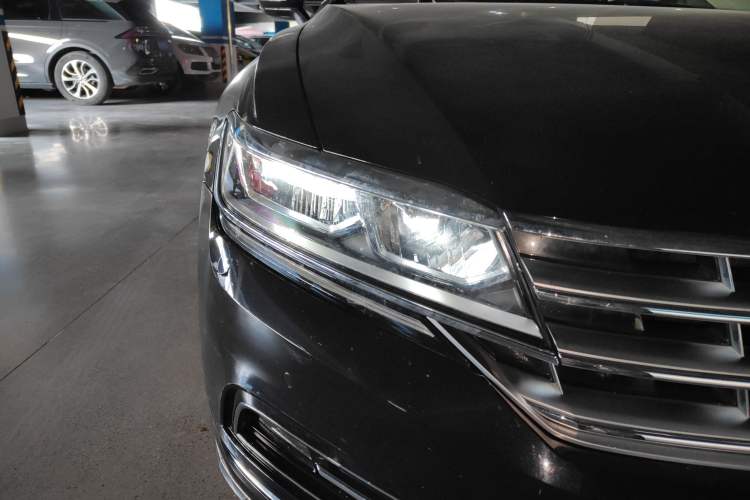 Used Volkswagen Phideon 2019 380TSI Two-Wheel Drive Business Edition China VI Standard Right Front Headlight